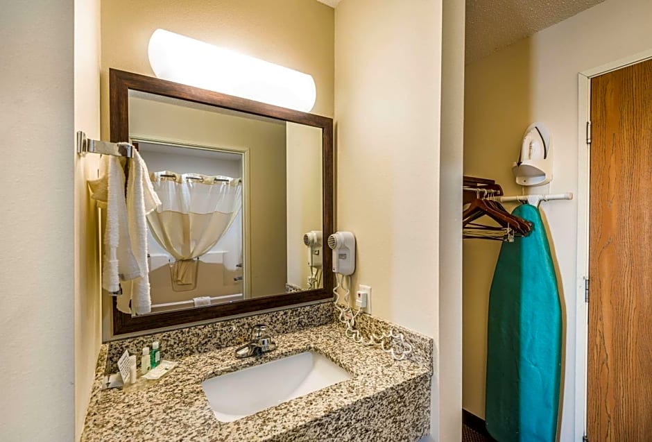 Quality Inn & Suites Eldridge Davenport North