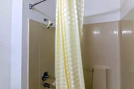King Room with Roll-in Shower - Disability Access - Non-Smoking