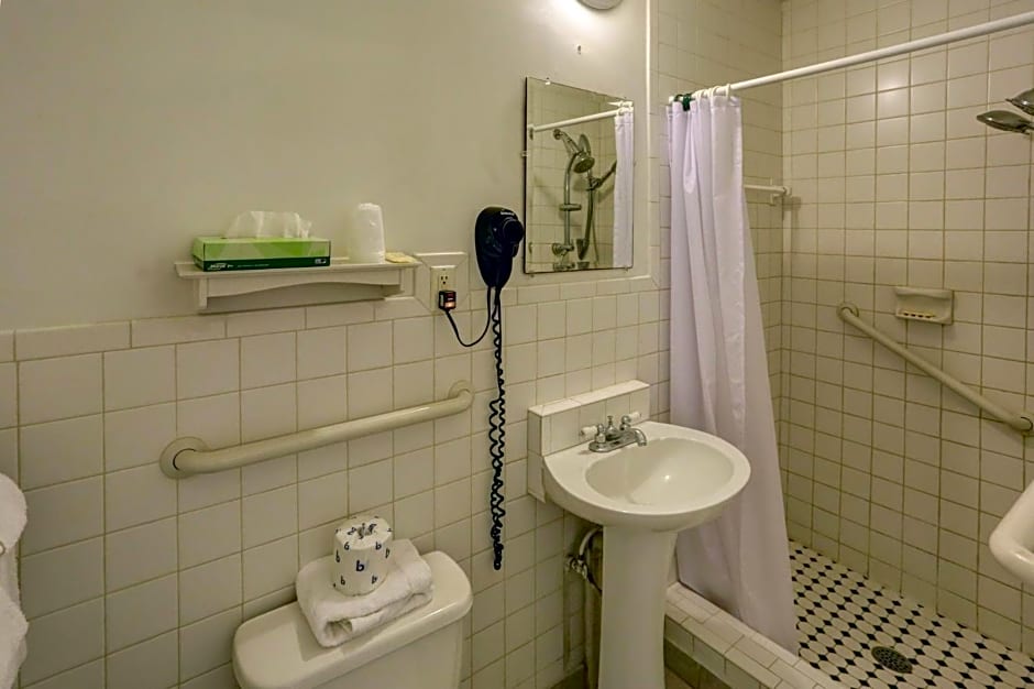 Richard's Motel Studios