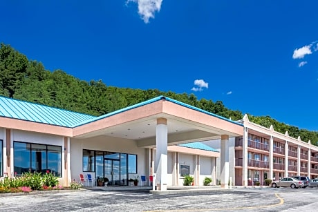 Howard Johnson Hotel & Conference Center by Wyndham Salem