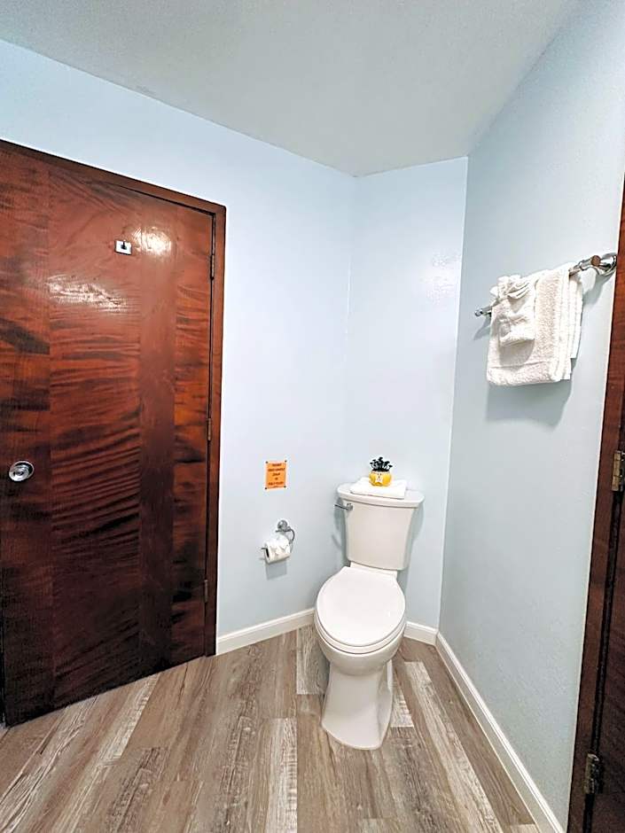 Curly Redwood Lodge