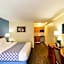 Econo Lodge Inn & Suites University