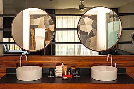Sky View Suite Rooftop with Outdoor Jacuzzi (18+) - Free Wifi