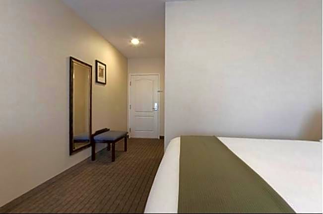 Holiday Inn Express Hotel & Suites Grants Milan By IHG