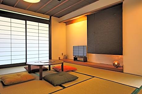 Quadruple Room with Shared Bathroom