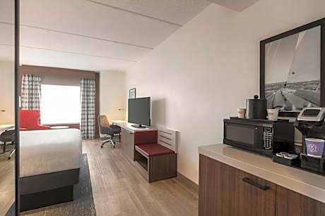 King Room with Tub - Mobility and Hearing Access