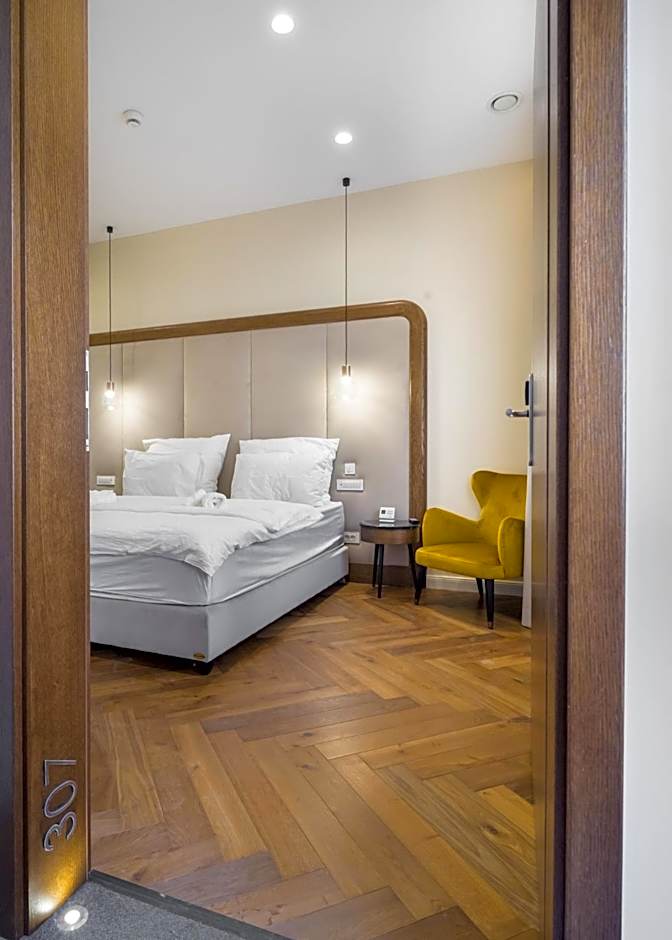 Budapest Eye- Boutique Suites, by BQA