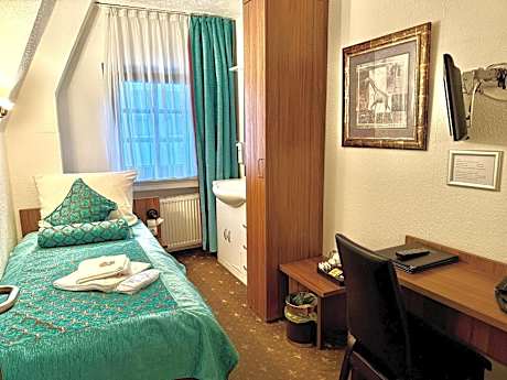 Single Room with Private Bathroom in Hallway
