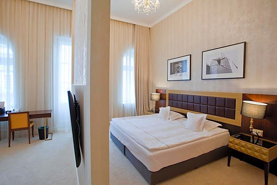 Tiffi Old Town Hotel