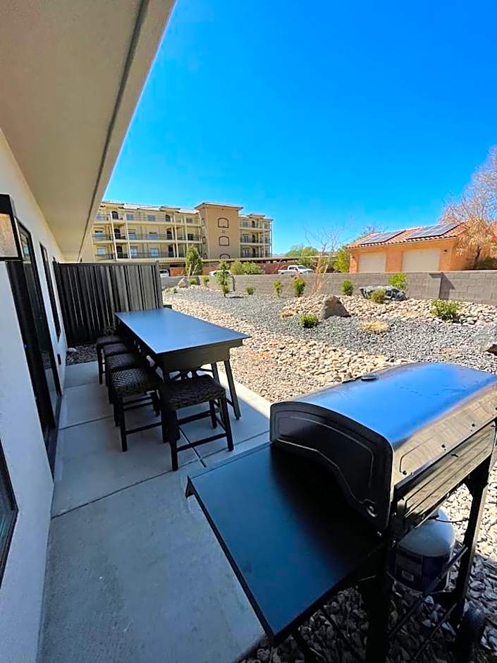 New Family-Friendly Townhome w/ Pool & Hot Tub