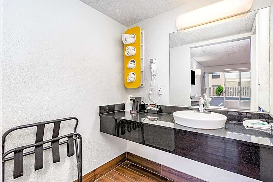 Relax Inn by OYO Columbus OH I 70