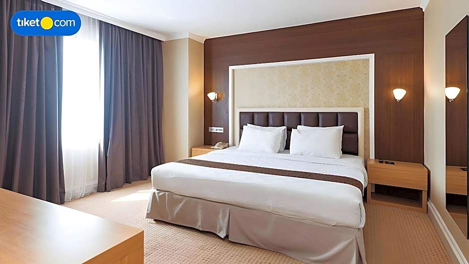 Surabaya Suites Hotel Powered by Archipelago