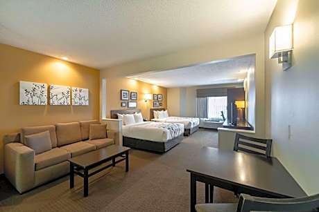2 Queen Beds, Suite, Nonsmoking