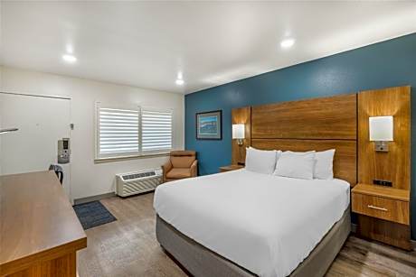 Queen Room with One Queen Bed - Non-Smoking