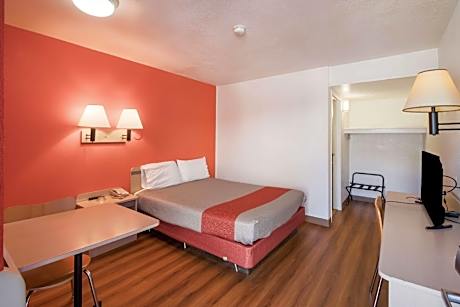 1 Queen Bed | Mob Acc RI Shwr Nsmk Micfridg