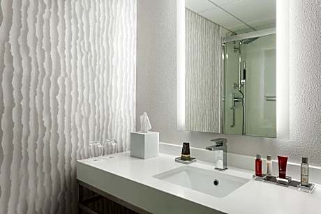 King Room with Adapted Tub - Mobility and Hearing Accessible