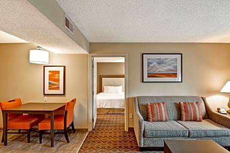 1 Kng/1qn Mobility Access Tub 2 Bdrm Suite Nsmk