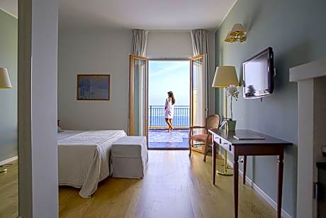 Junior Suite with Sea View (2 Adults)