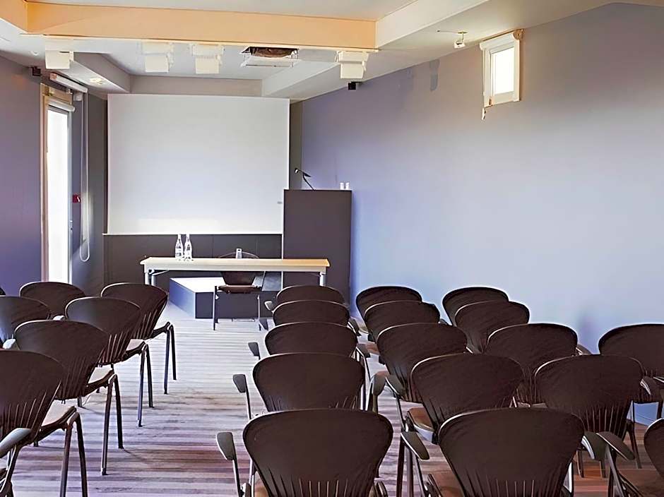 Standing Hotel Suites by Actisource