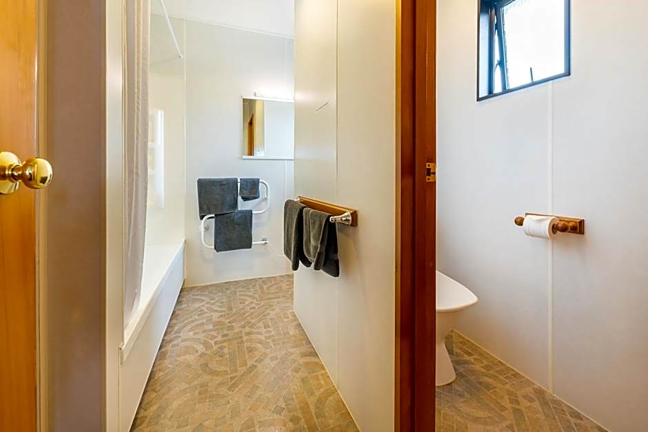 Lakeside Motel & Apartments