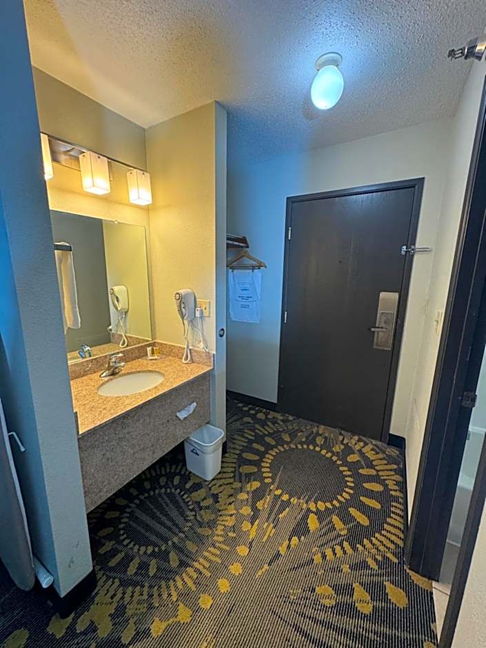 Days Inn by Wyndham Salina I-70