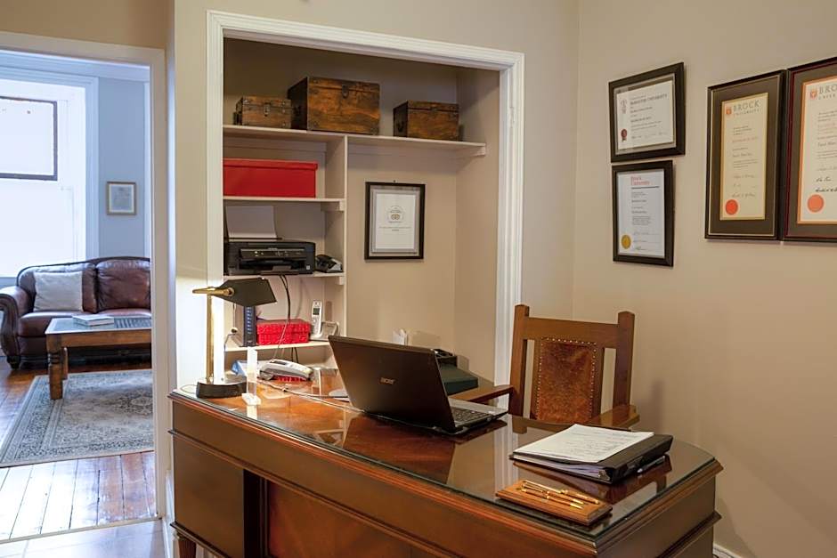 Sir Isaac Brock B&B Luxury Suites