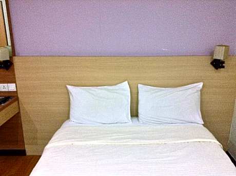 Queen Bed No Window