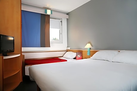 Standard Room With One Double Bed And One Single Bed