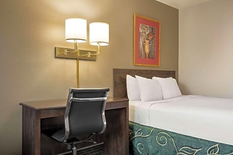 1 Queen Bed Non-Smoking