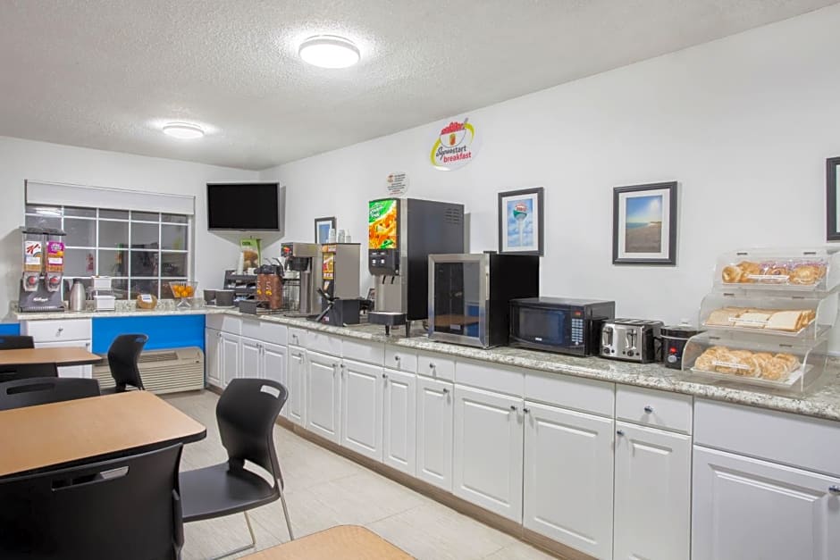 Super 8 by Wyndham Pensacola
