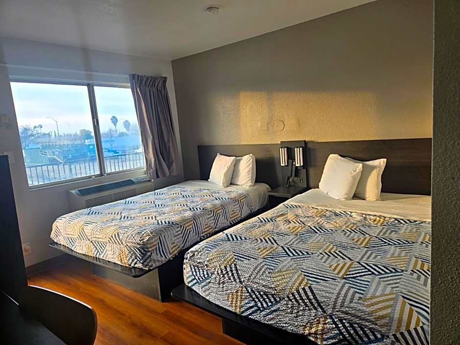 Super 8 by Wyndham Tracy