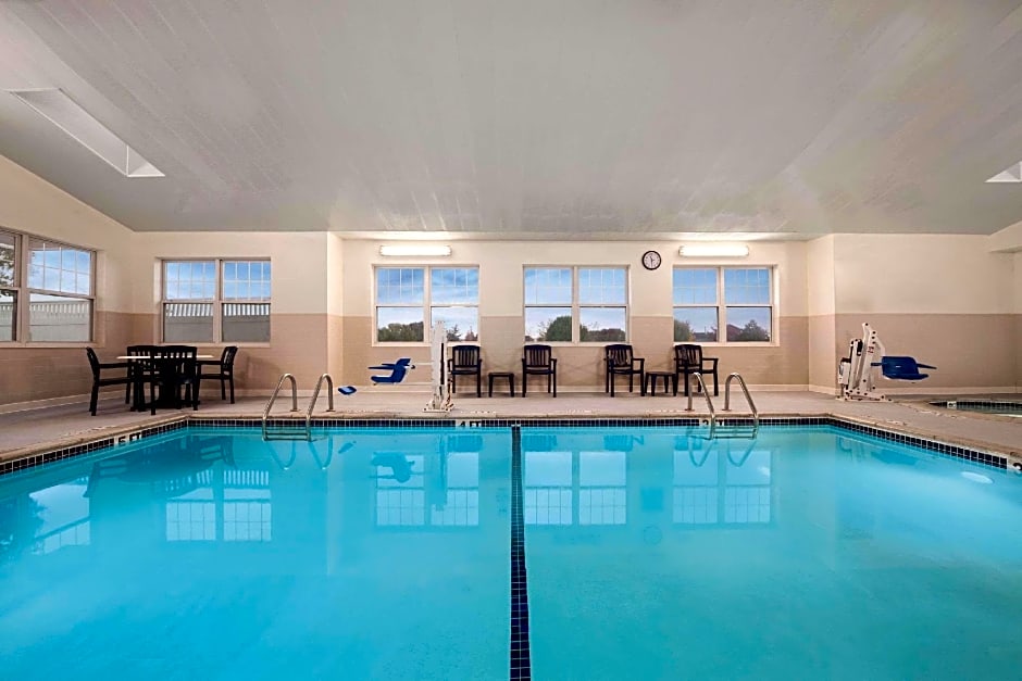 Country Inn & Suites by Radisson, Dundee, MI