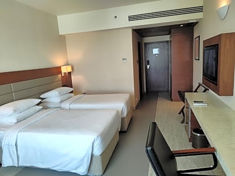 Deluxe Room with Twin Beds and City View
