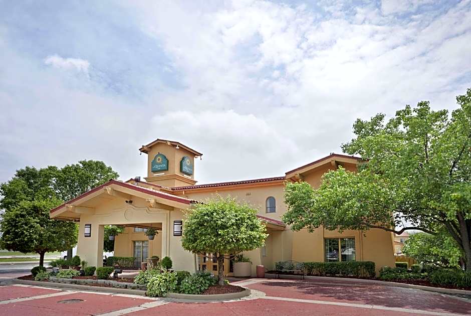 Norwood Inn & Suites  Merrillville