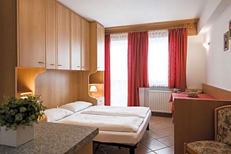 Studio - Split Level (5 Adults)