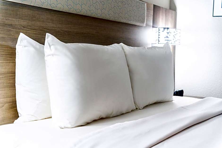 Holiday Inn Express & Suites Phoenix - Mesa West By IHG