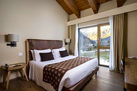 Double or Twin Comfort Room with Mountain View