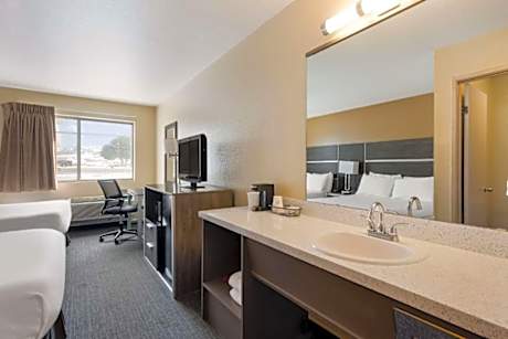 2 Queen Beds Non-Smoking Continental Breakfast