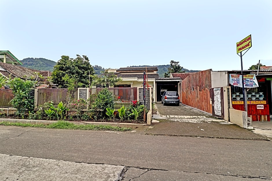 OYO 90454 Adinda Homestay Cibodas Lembang