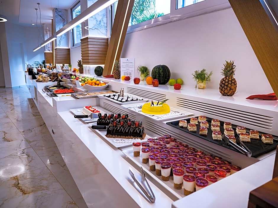 Elmi Beach Hotel & Suites