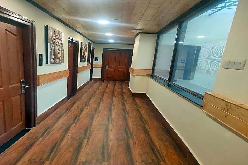 Sumitel Hotel 500 meters from Mall Road