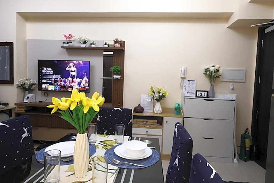 Bayfront Suite in Pasay, Manila Near NAIA Terminal, PICC, Star City, MOA and US Embassy - Pet-Friendly, Free Pool, Wi-Fi & Netflix