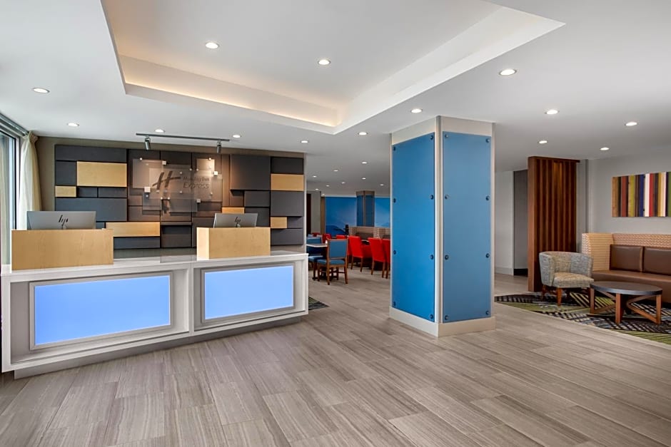 Holiday Inn Express & Suites Woodside LaGuardia Airport By IHG