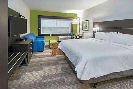 One-Bedroom King Suite with Roll In Shower - Communication Accessible