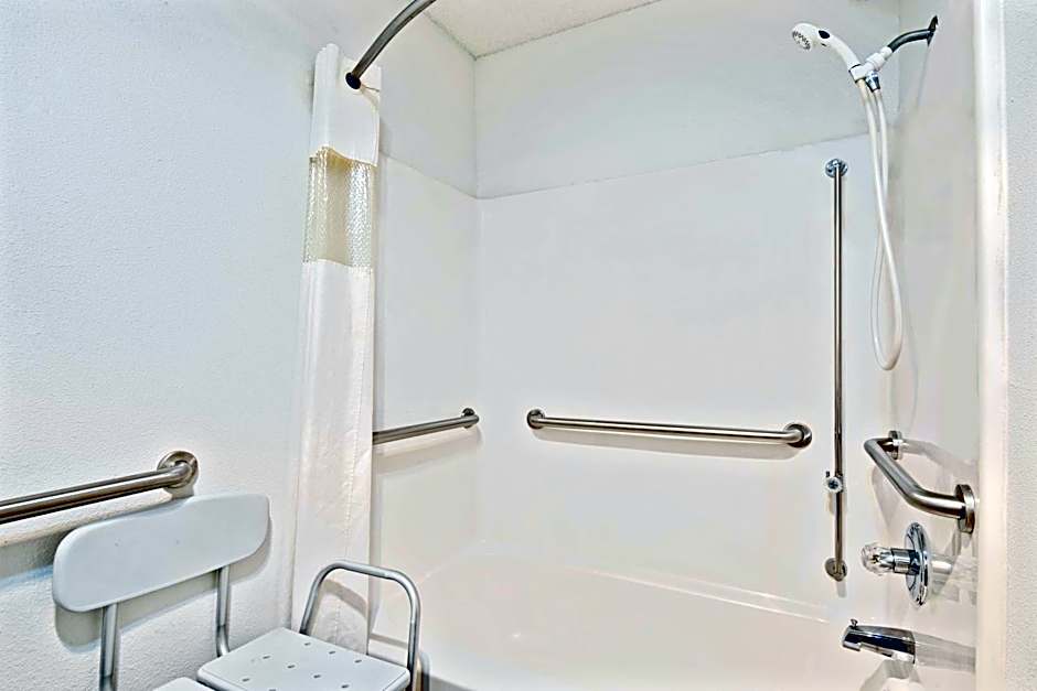 Super 8 by Wyndham Riverside/Kansas City