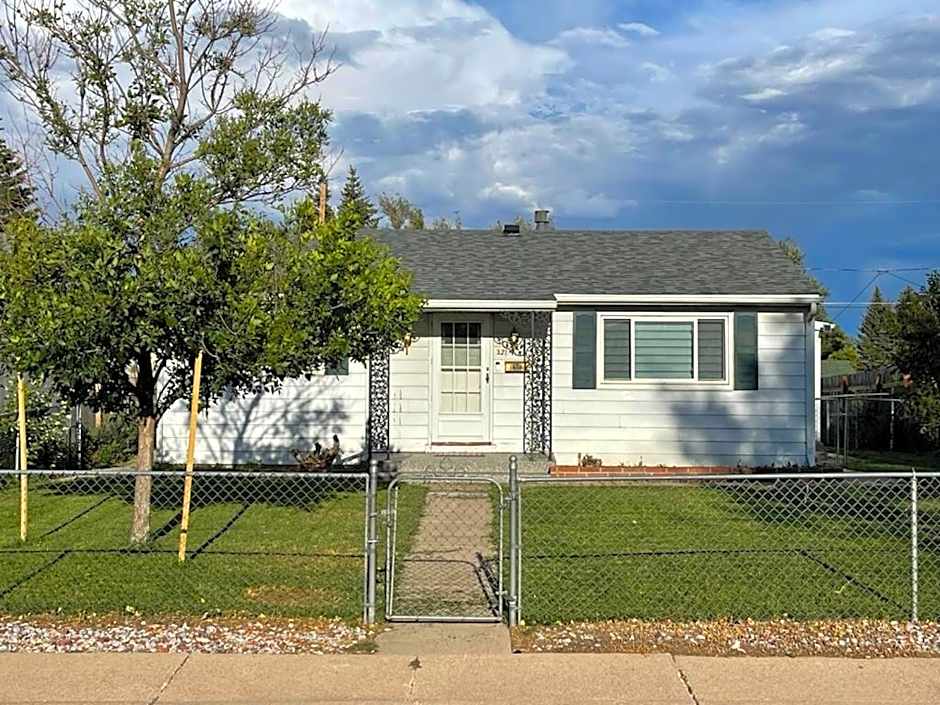 Charming 2-Bedroom House for a Peaceful Getaway