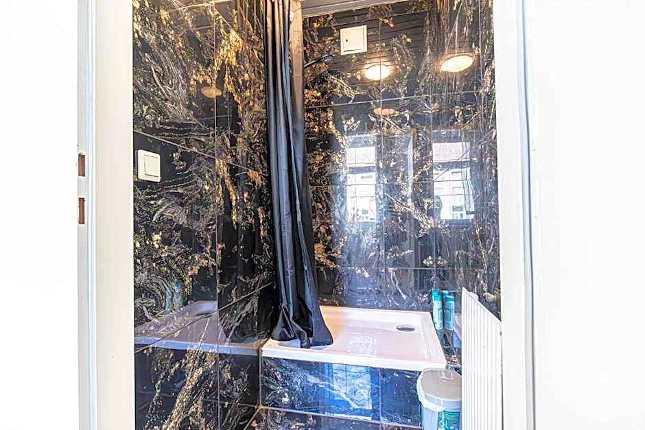 Near Schönbrunn - Economy Rooms in Shared Apartment at Meidling Train Station