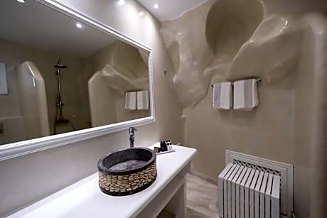 Honeymoon Suite with Outdoor Hot Tub & Caldera View