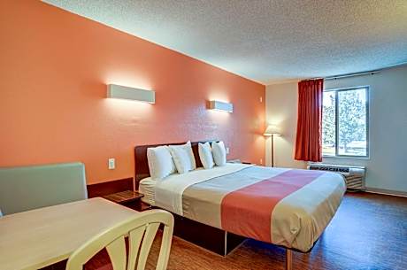 1 King Bed | Non-Smoking, Micfridge
