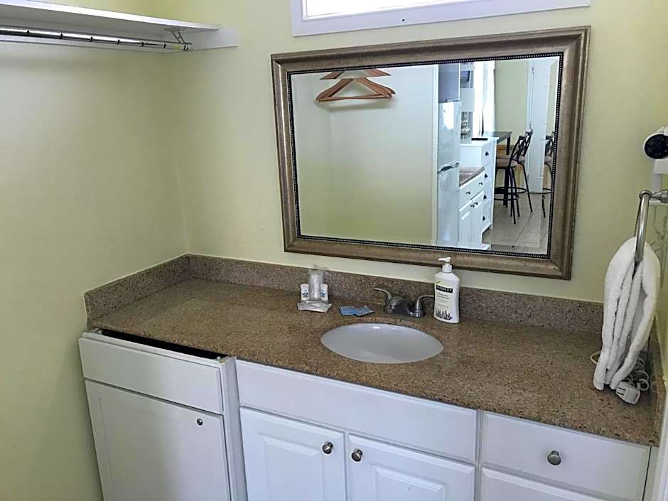 Beachgate Condo Suites and Hotel 438 condo